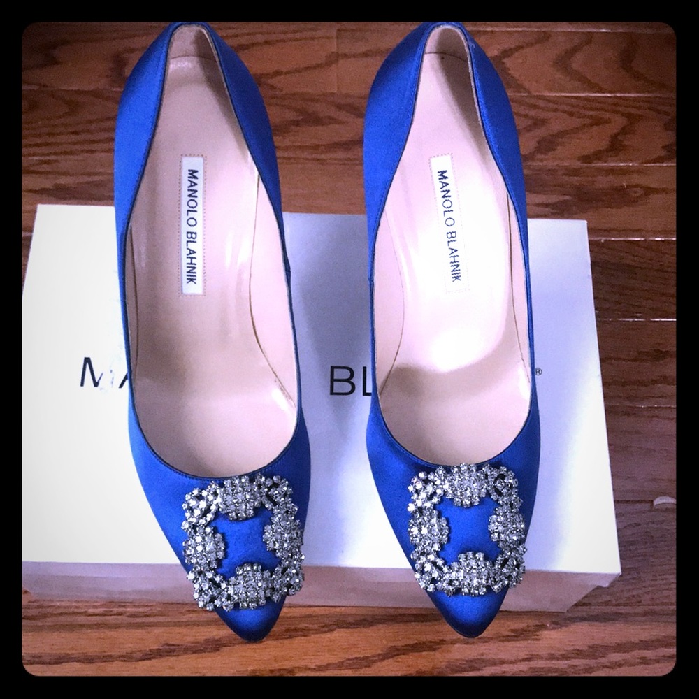 Manolo Blahnik hangisi blue satin blue heels. Real